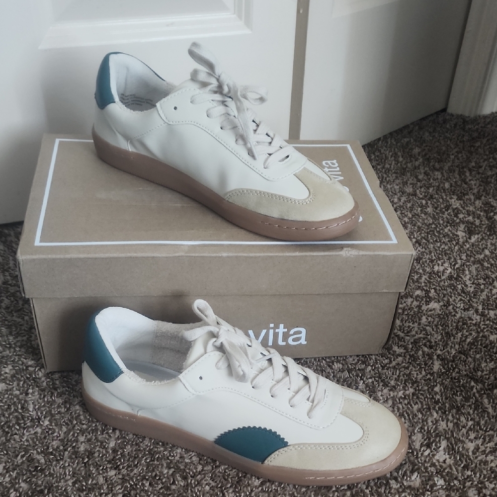 Lace up sneekers